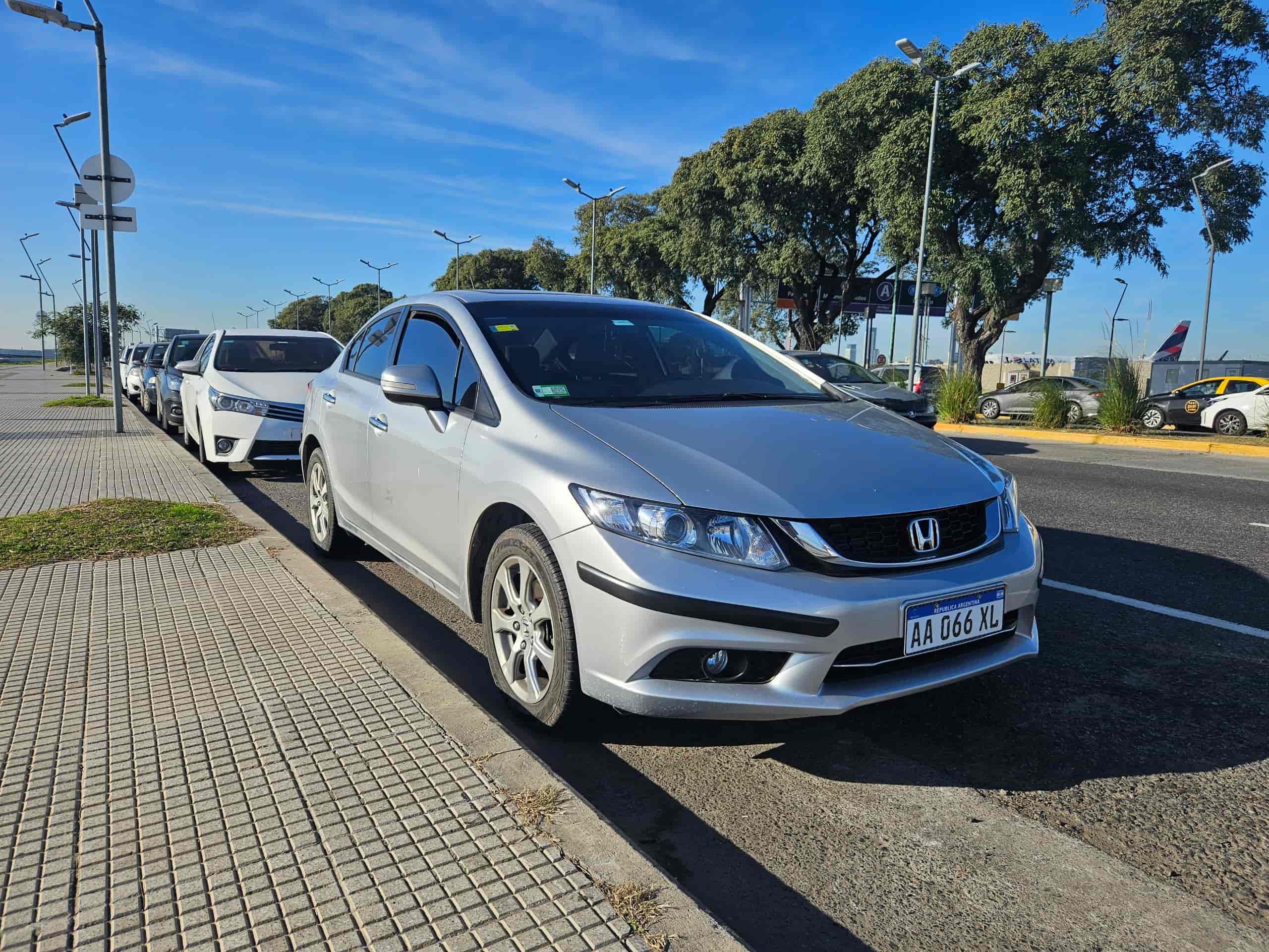 Vehículo de traslado en la zona de acceso al aeropuerto durante el día