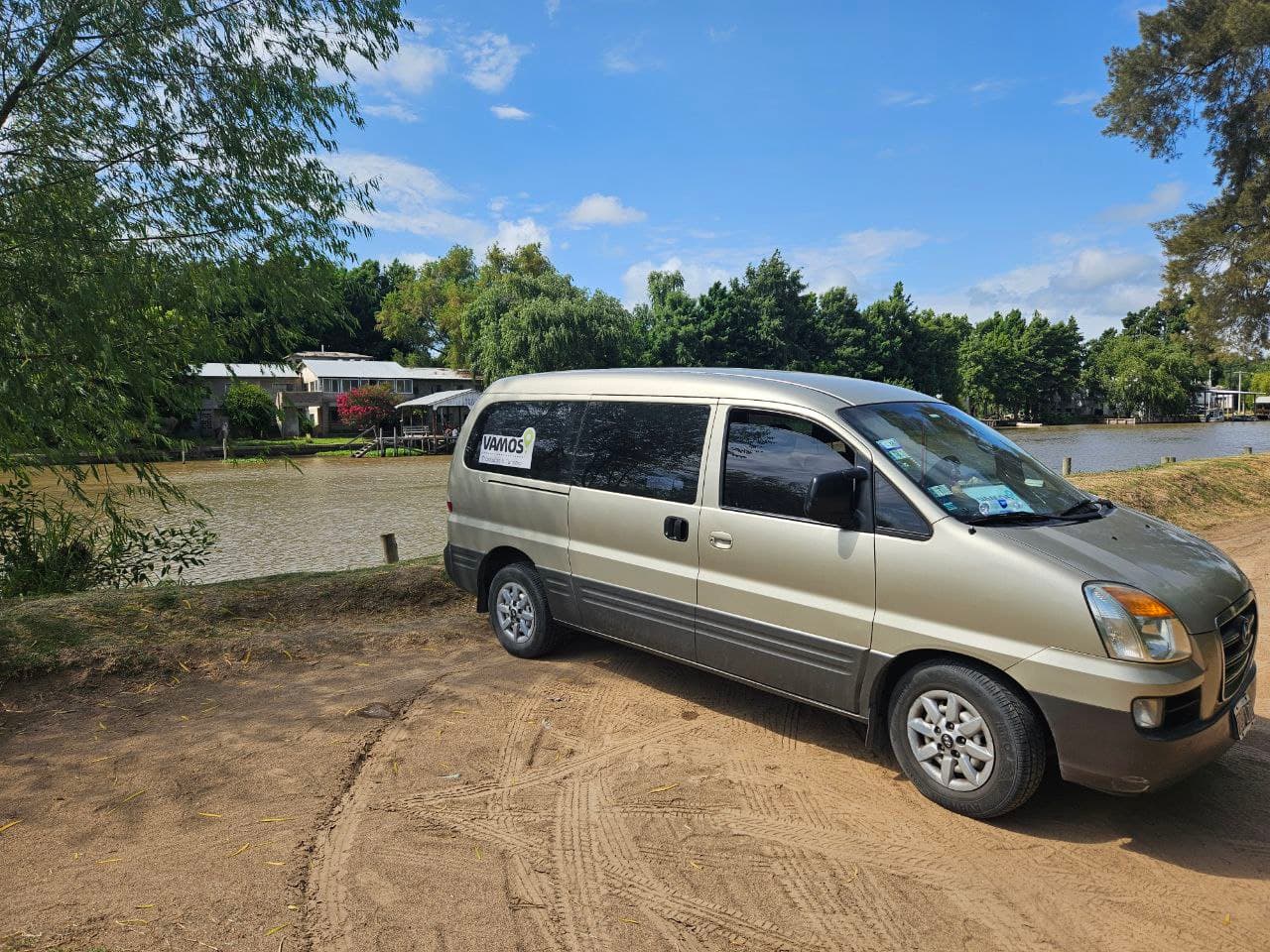 Van de Vamos Traslados & Turismo junto al río durante una excursión al Delta