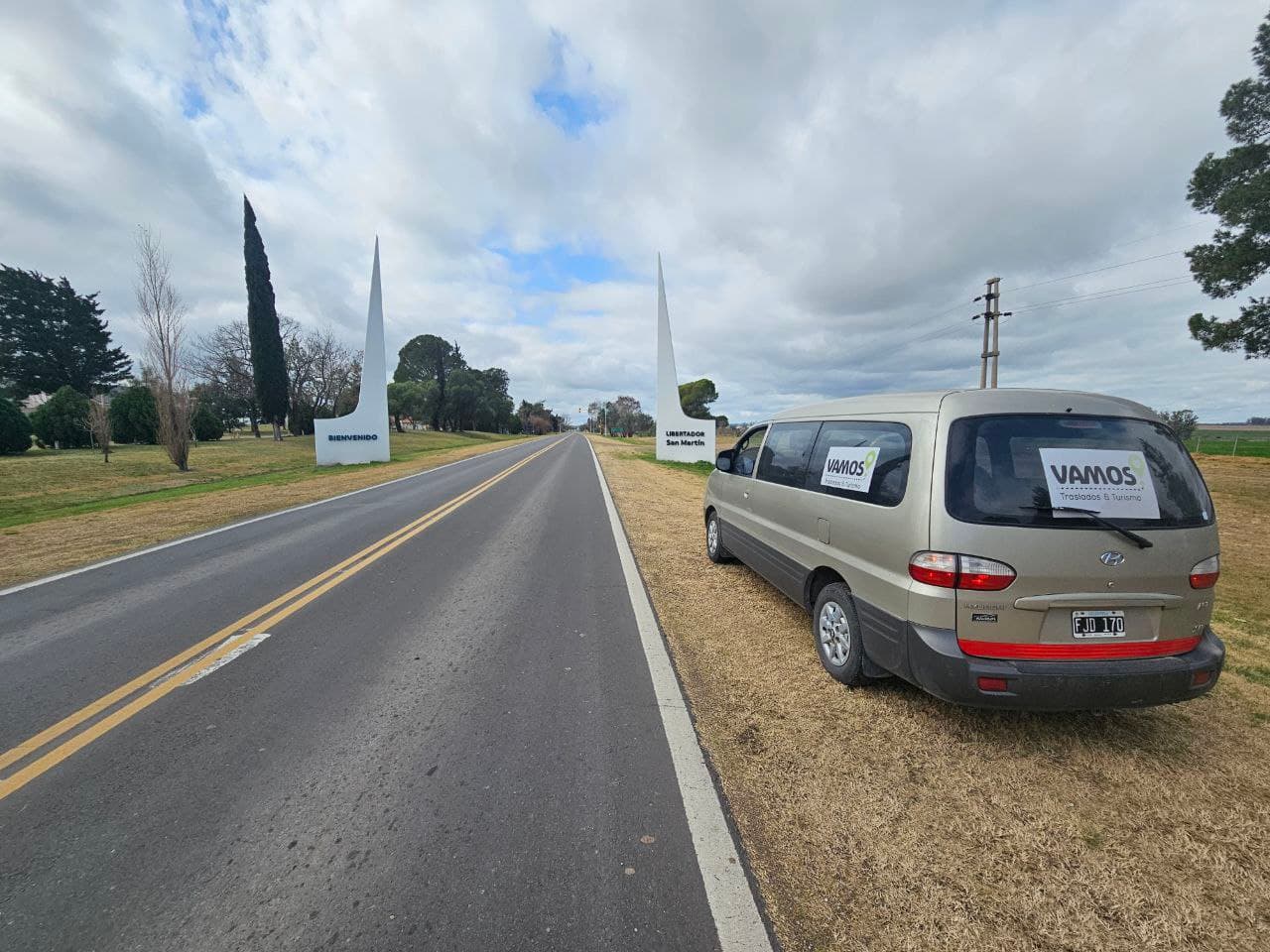 Van de Vamos Traslados & Turismo en ruta durante un viaje de larga distancia